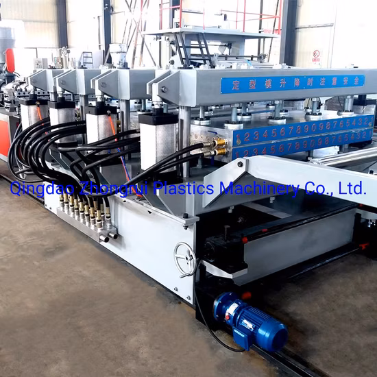 Macchina per la produzione di pannelli in plastica in PVC/Attrezzatura per macchine per pannelli per armadietti del bagno/Linea di produzione di pannelli pubblicitari in PVC
