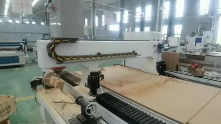 Pantografo CNC lineare ATC per porte in legno, mobili, armadi, incisione, taglio, foratura con mandrino di raffreddamento ad aria con cambio utensile automatico